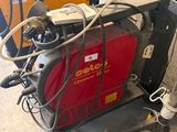 une machine à souder posée sur un chariot