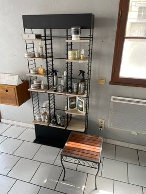 une pièce dans laquelle se trouvent une étagère et une chaise