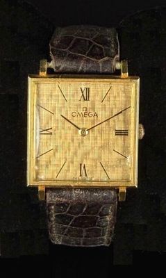 une image d'une montre en or avec des chiffres romains sur le cadran