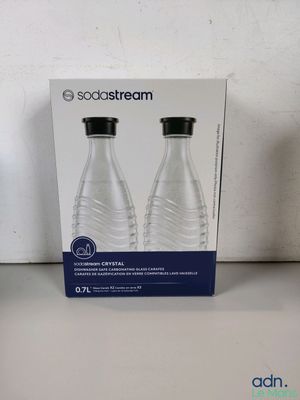 deux bouteilles d'eau posées l'une à côté de l'autre sur une table