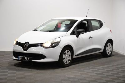 la voiture blanche est garée dans une pièce au sol en damier