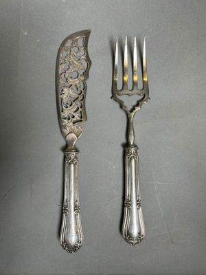 deux fourchettes et un couteau posés sur une table
