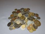 une pile de pièces de monnaie posée sur une surface blanche