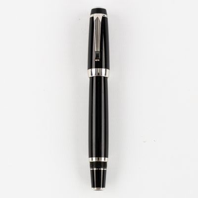 une image représentant un stylo au corps noir et aux finitions argentées