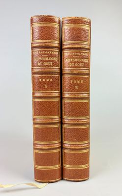 deux livres marron posés l'un sur l'autre