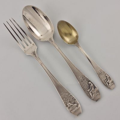 trois cuillères et une fourchette posées sur une table