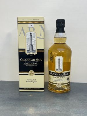 une image représentant une bouteille de whisky à côté d'une boîte de whisky