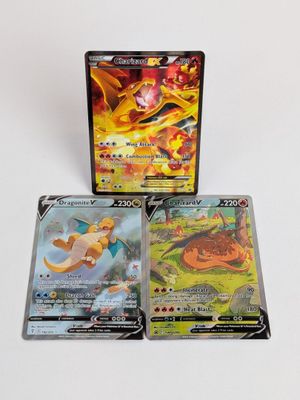 deux cartes Pokémon posées l'une à côté de l'autre sur une table