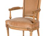 une image représentant une chaise en bois dont l'assise est recouverte d'un tissu de couleur beige