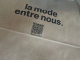 un sac en papier brun sur lequel figure un code QR