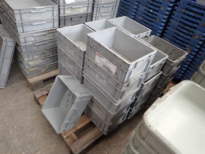 une pile de caisses posées sur une palette dans un entrepôt