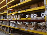 de nombreux cartons et boîtes sur les étagères de l'entrepôt