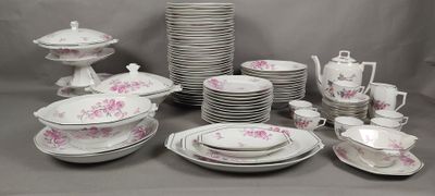 de nombreux types de plats et de tasses sur la table