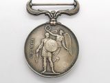 une médaille ancienne représentant un homme tenant une épée sur fond blanc