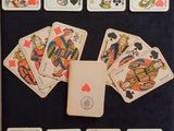 de nombreuses cartes à jouer étalées sur la table