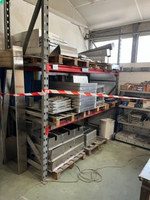 une grande pièce avec de nombreuses étagères et de nombreuses boîtes