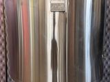 une cuve en acier inoxydable installée dans une pièce