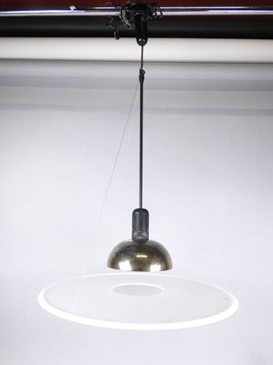 une lampe suspendue au plafond d'une pièce