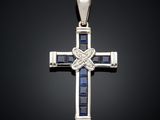 un gros plan d'une croix ornée de pierres bleues sur fond noir