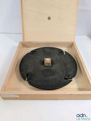 un vieux tourne-disque posé dans une caisse en bois, sur un socle en bois