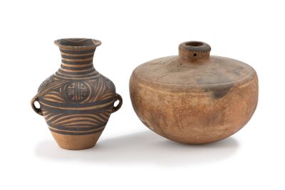 deux vases posés l'un à côté de l'autre sur une surface blanche