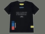 un t-shirt noir sur lequel est imprimé le mot « famille »