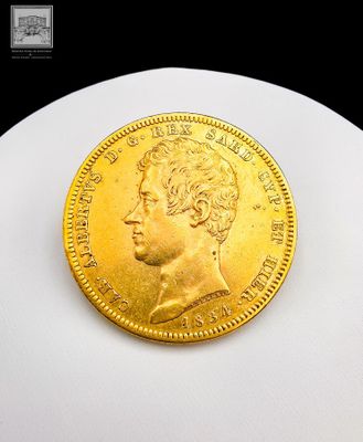 une image représentant une pièce d'or posée sur une assiette blanche