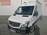 une camionnette blanche garée devant un bâtiment