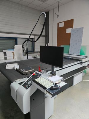 l'image d'une machine qui travaille sur une feuille de papier