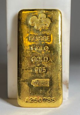 un lingot d'or posé sur un bloc de marbre