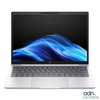gros plan d'un ordinateur portable sur une surface blanche