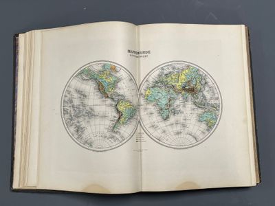 un livre ouvert sur lequel figure une carte du monde