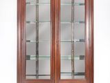 une vitrine en bois avec des portes vitrées et des étagères