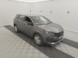 un SUV gris garé dans un garage au sol carrelé
