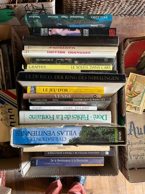 de nombreux livres empilés sur le sol