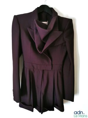 une photo d'une veste violette sur un cintre