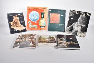 plusieurs livres sont posés sur une surface blanche avec un fond blanc