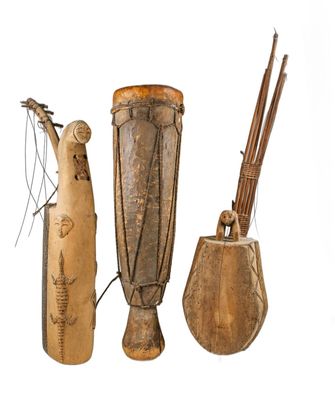 trois types différents d'instruments de musique africains sur fond blanc