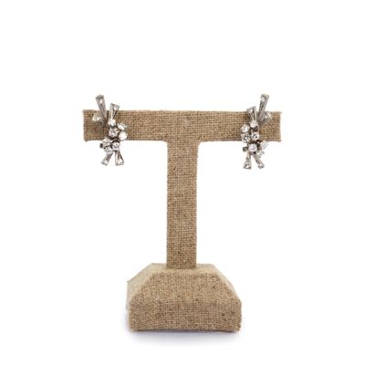 gros plan d'une paire de boucles d'oreilles sur un support