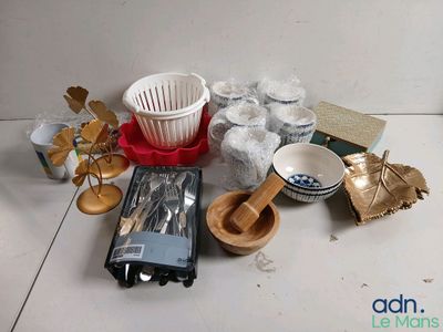 a lot of items that are sitting on the floor
