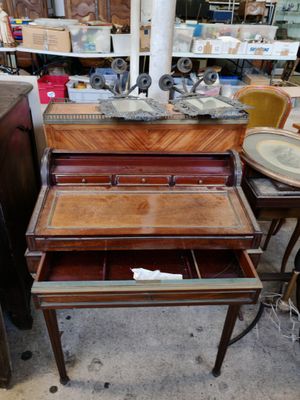 une commode surmontée d'un tiroir