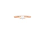 une bague en diamant blanc sur fond blanc