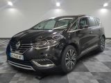 la voiture noire est garée sur un sol en damier dans le garage