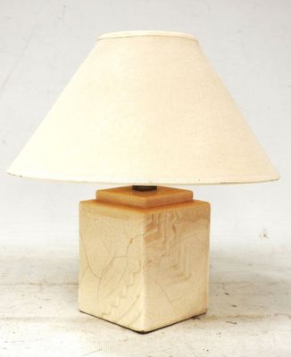 une lampe posée sur une table