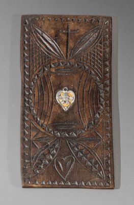 plaque en bois sculptée avec un cœur au centre