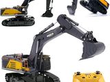 quatre types différents d'engins de chantier et une télécommande