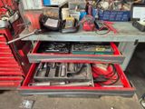 un établi contenant de nombreux outils, dans un garage