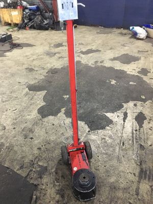 un poteau rouge surmonté d'un panneau, au milieu d'une pièce