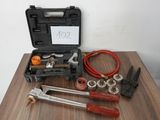 une boîte à outils posée sur une table, sur laquelle est accrochée une pancarte