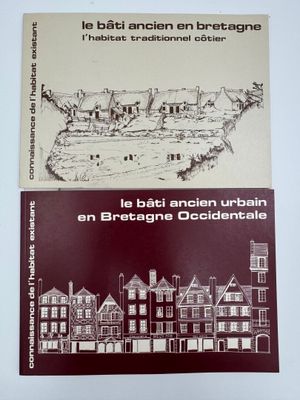 un livre avec une photo d'un bâtiment et une photo d'une ville